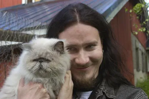 Туомас_с_котом.webp